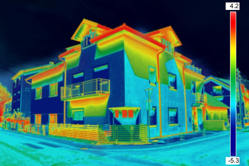 Bei Thermographiebildern wird sofort ersichtlich, wo im Haus Wärme entweicht (Bild:fotolia.com).